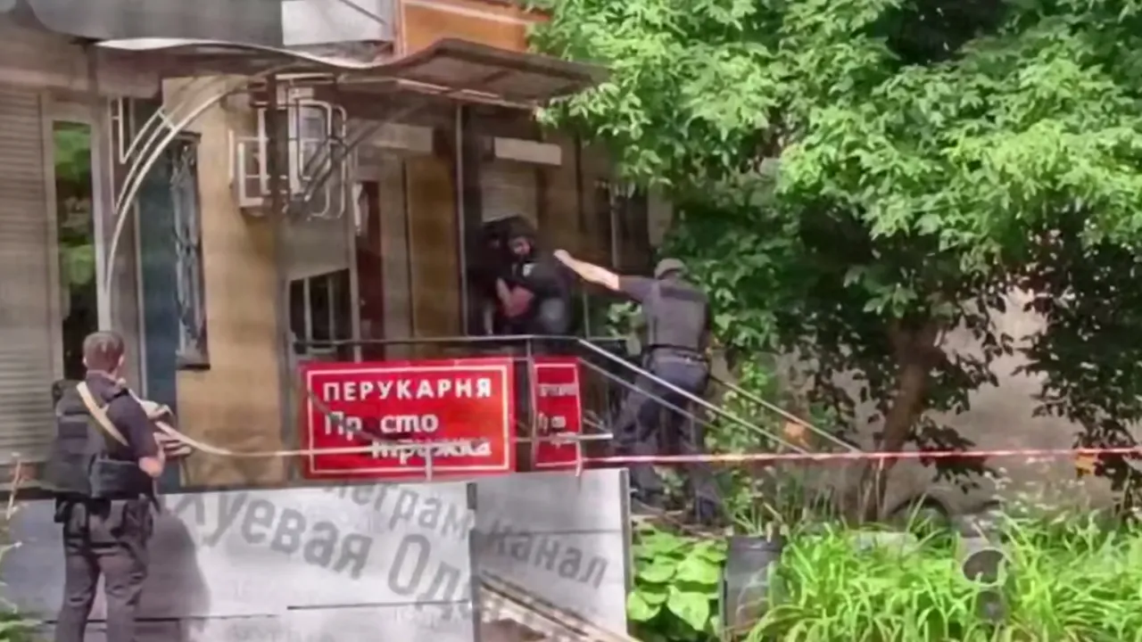 Невідомий захопив двох заручників у перукарні в Одесі, — ЗМІ 