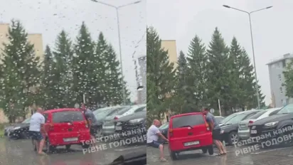 Курйоз у Рівному: чоловіки руками переставили чуже авто, яке заблокувало проїзд (ВІДЕО) - фото