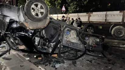У Львові під час масової сутички перекинули автомобіль групи оповіщення ТЦК (ВІДЕО) - фото
