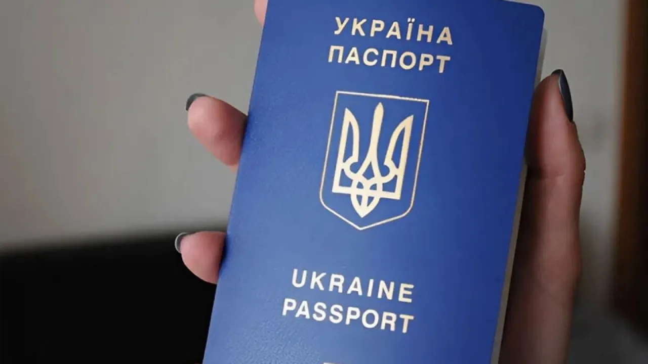 Власників паспортів-книжечок чекають зміни у 2026 році: кому доведеться міняти документ 