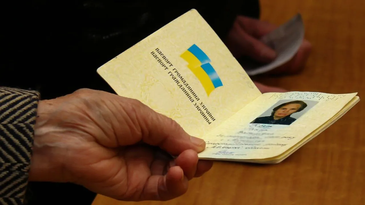 Заміна паспорта-книжечки на ID-картку: 6 категорій українців, для яких обмін є обов'язковим 