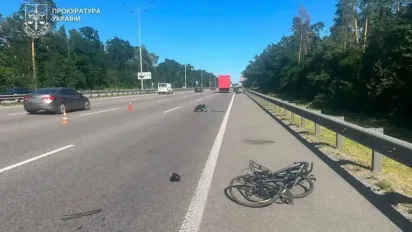 П’яний водій BMW на великій швидкості збив двох велосипедистів у Києві (ВІДЕО) - фото
