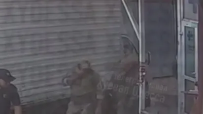 В Одесі чоловік задув працівників ТЦК вогнегасником: деталі (ВІДЕО) - фото
