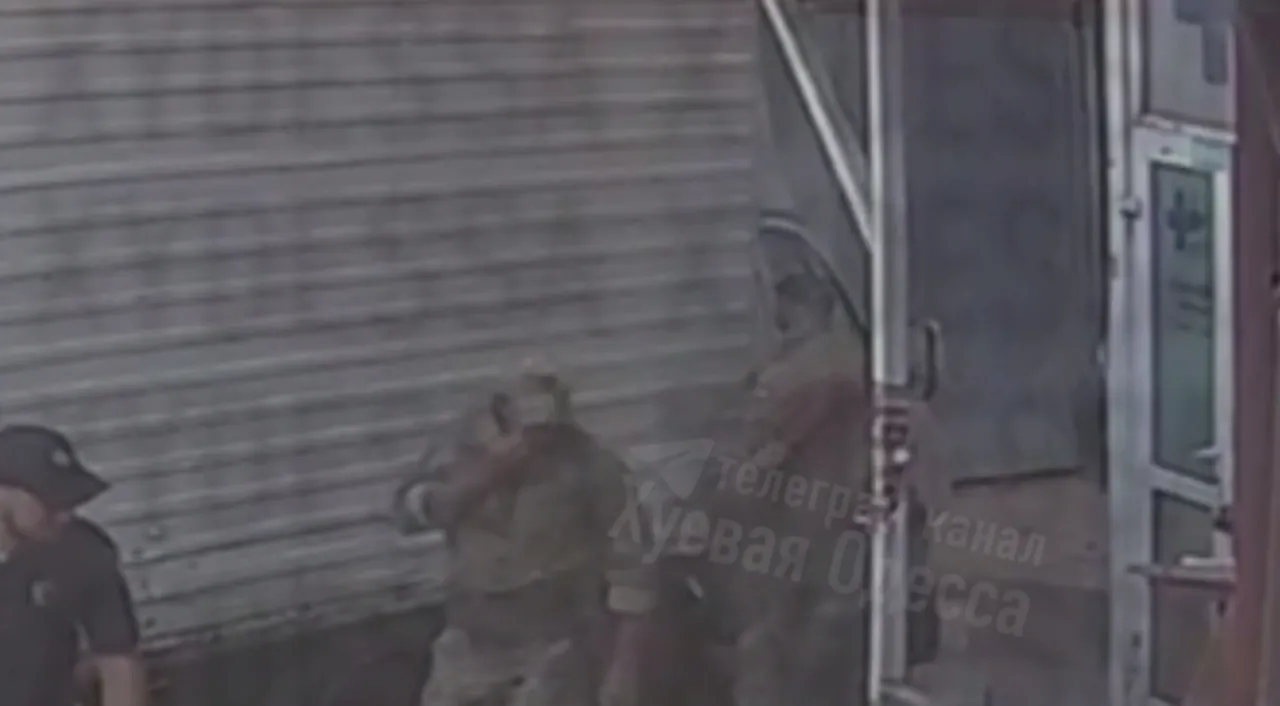 В Одесі чоловік задув працівників ТЦК вогнегасником: деталі (ВІДЕО) 