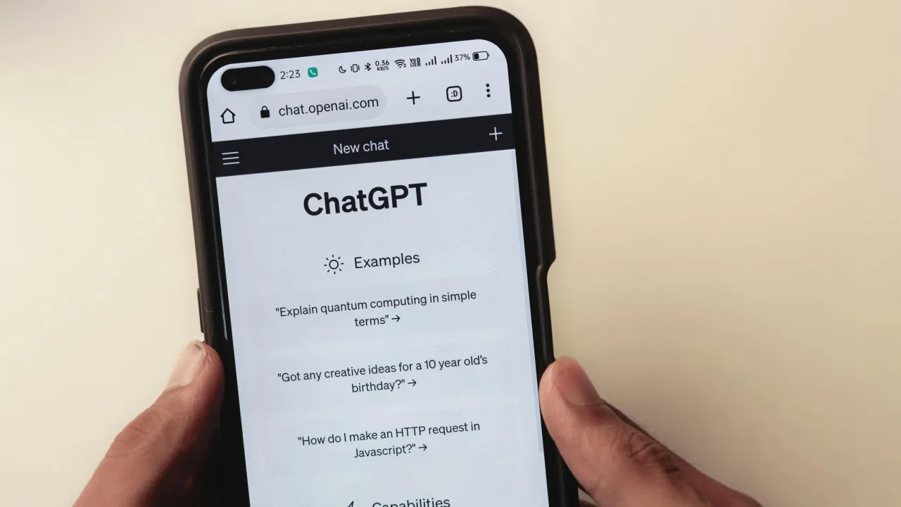 Відрахування за ChatGPT і куплені курсові: в Україні запрацювали нові правила для студентів 