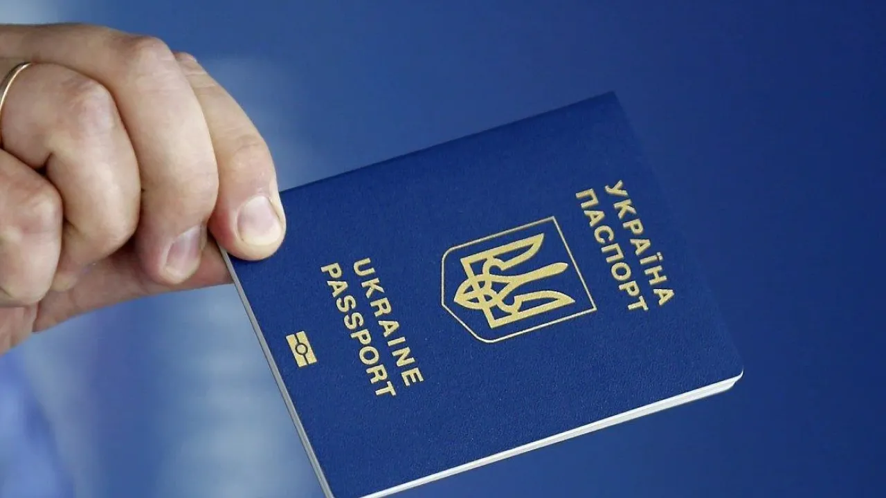Консульства більше не обслуговуватимуть чоловіків без військового квитка: деталі постанови Кабміну 
