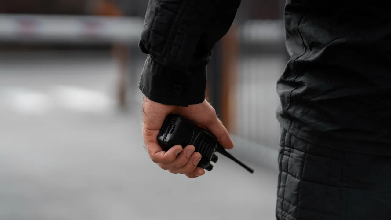 Хотів "перевірити зброю": у Києві чоловік п'ять разів вистрілив посеред двору 