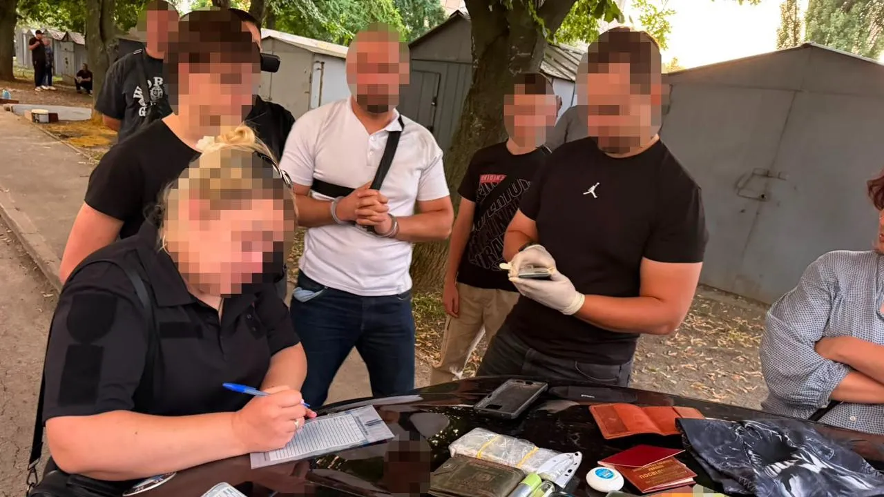 "Продай квартиру і задонать мені": затримано офіцера ВСП, який вимагав $10 тис у військового в СЗЧ 