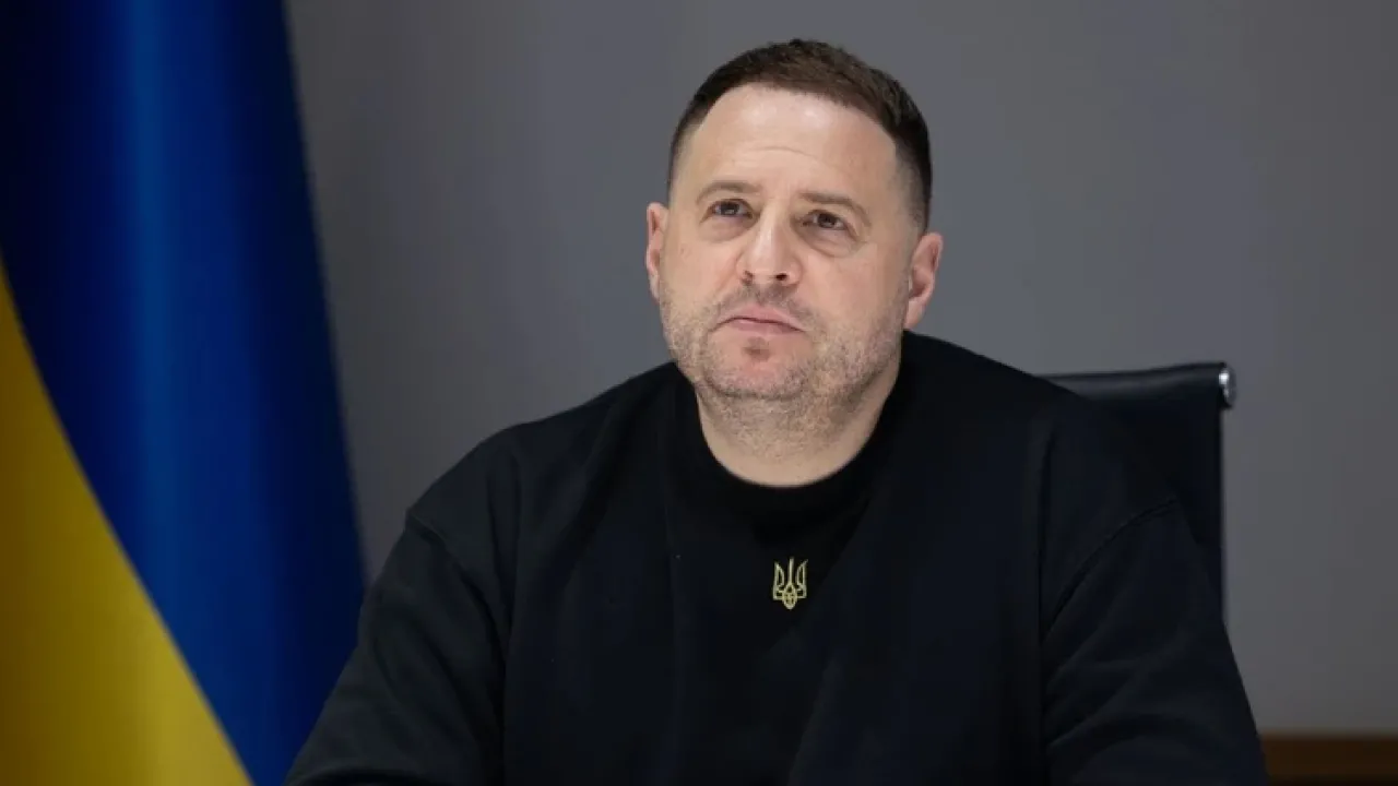 «На прохання командирів»: ВАКС дозволив Єрмаку їздити Україною 