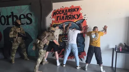 Фальшиві банкіри та ліки-пустушки: як працювала мережа з 94 кол-центрів - фото