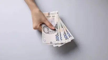 Повнолітнім українцям готують виплати за шкоду від війни: що відомо - фото