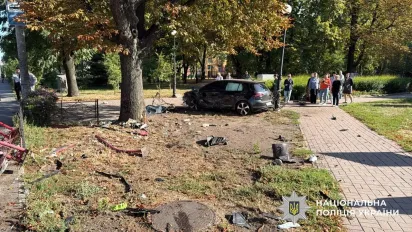 Смертельна ДТП у Києві: авто після зіткнення з маршруткою влетіло в зупинку з людьми - фото