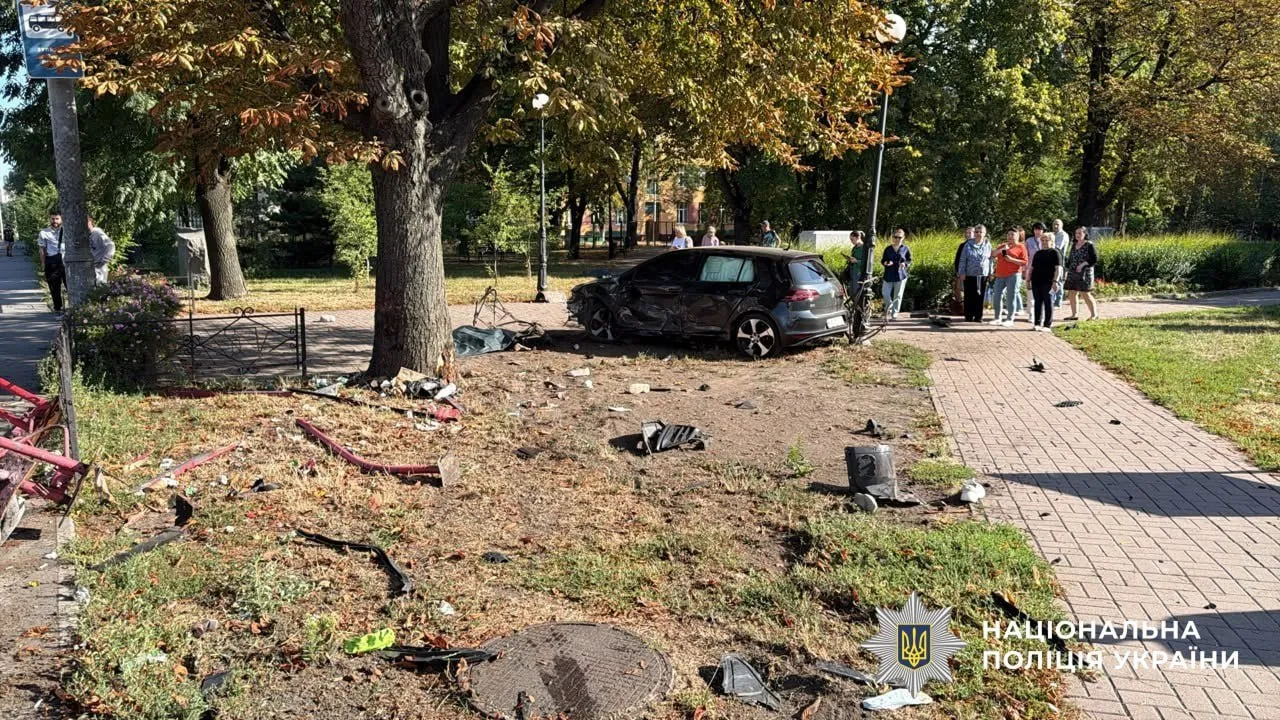 Смертельна ДТП у Києві: авто після зіткнення з маршруткою влетіло в зупинку з людьми 