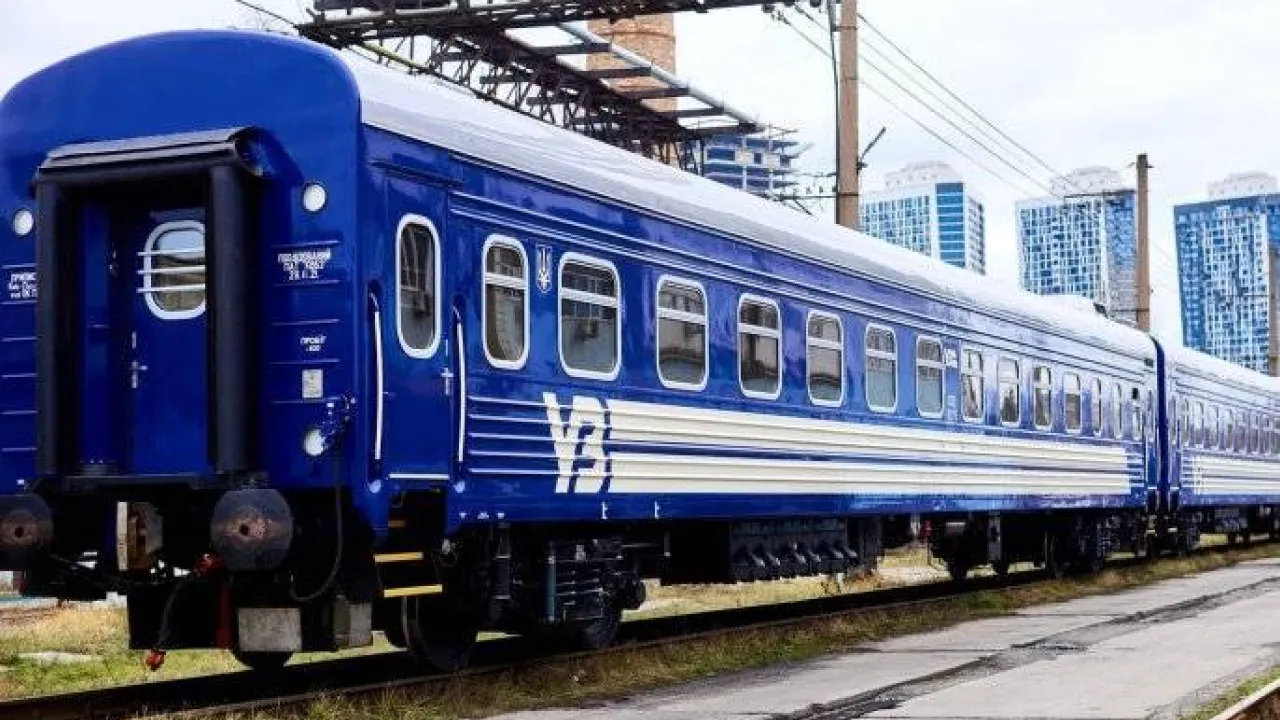 П'яні провідники силою викинули 15-річного хлопця з потяга: деталі інценденту 