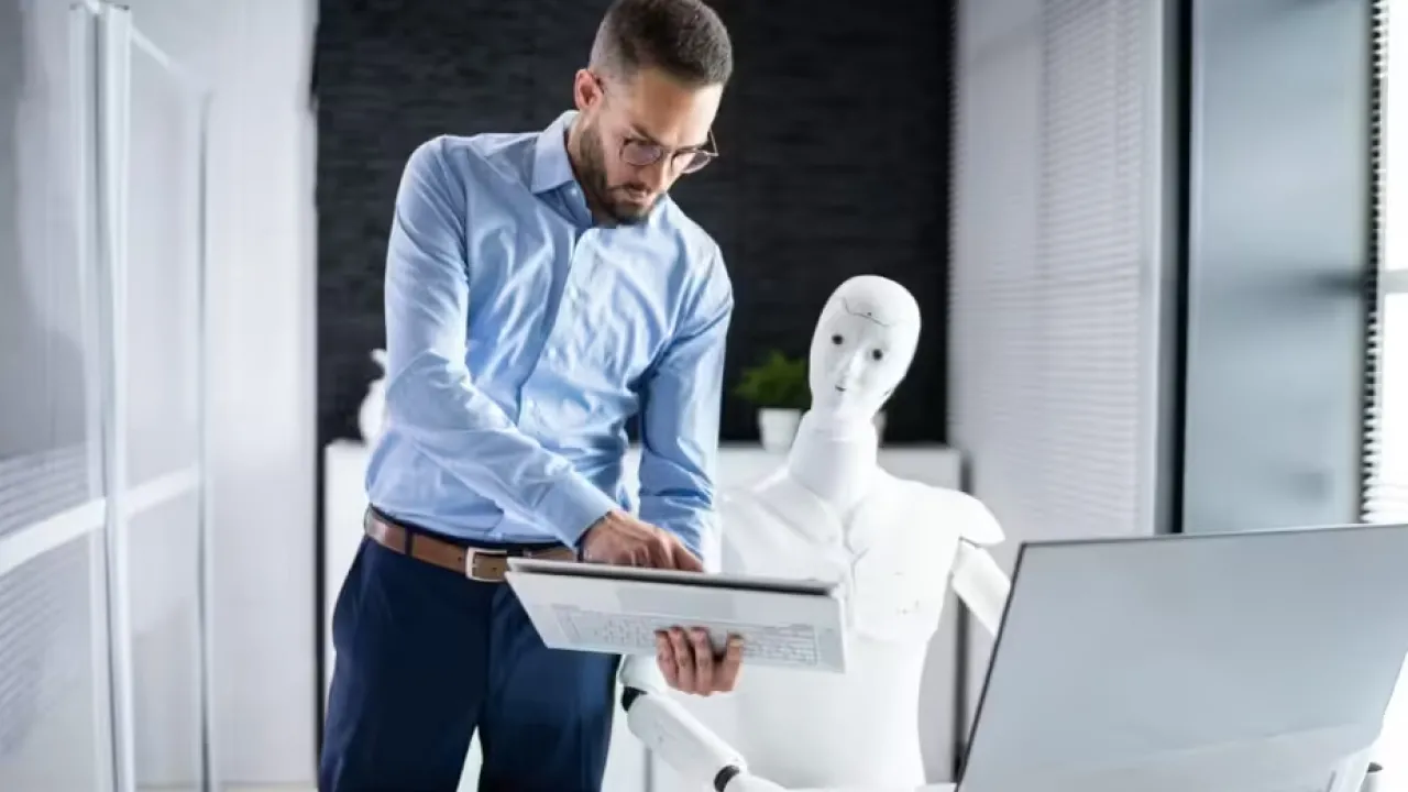 Роботи не заберуть їхню роботу: експерти назвали 5 найзахищеніших професій  