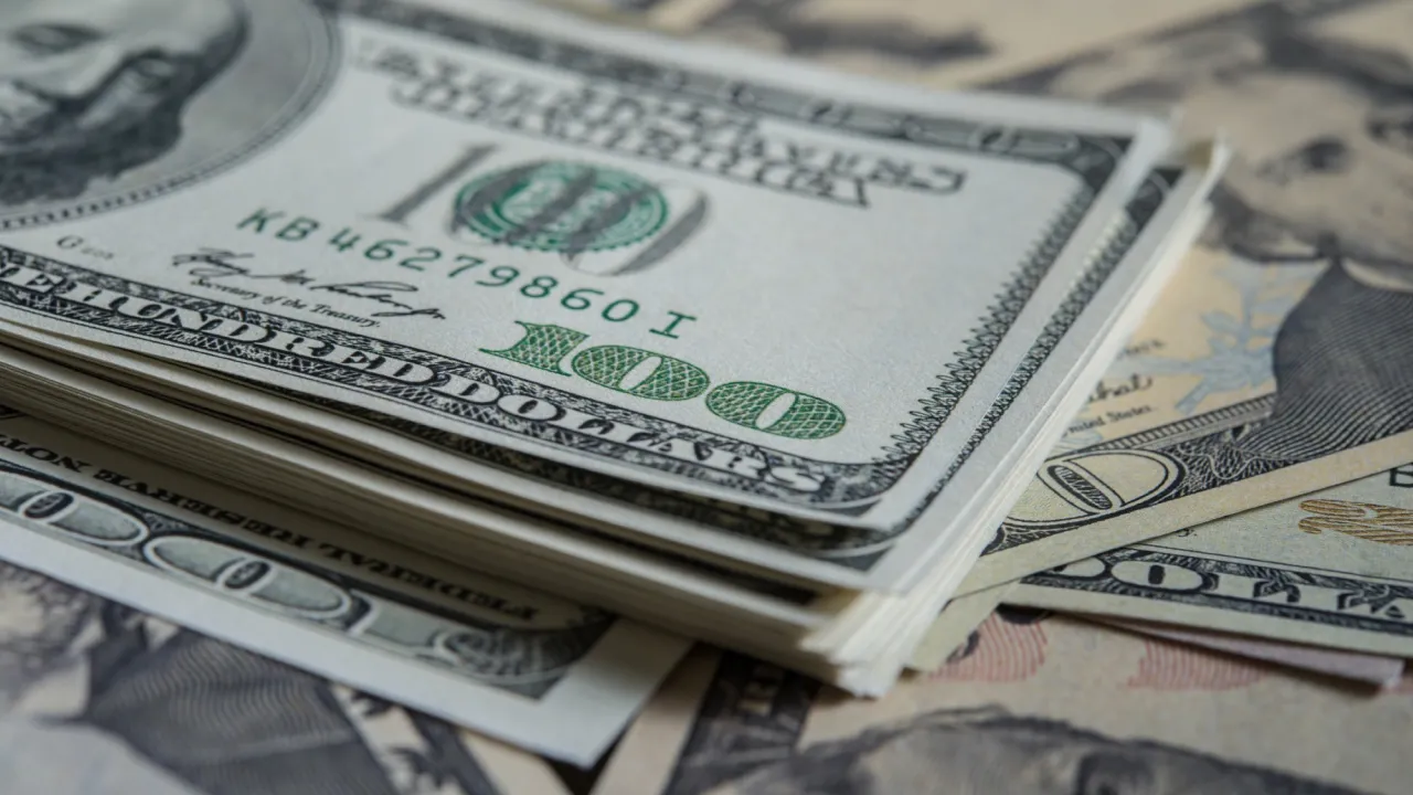 Курс валют наприкінці серпня: скільки коштуватимуть 100 доларів 