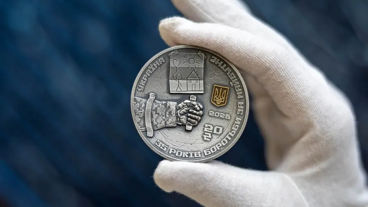 Щит українського військового на сріблі: НБУ випустив особливу монету до 35-річчя Незалежності 