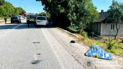 Раптово стало зле за кермом: на Рівненщині військовий насмерть збив жінку з велосипедом  - фото