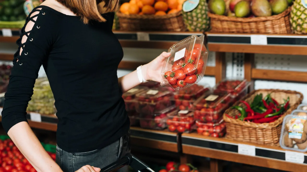Куди дівають прострочені продукти в супермаркетах та чи можуть вони знову потрапити на полиці 