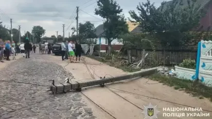 Зніс електроопору та розтрощив паркан: на Сарненщині водій BMW втік з місця ДТП - фото