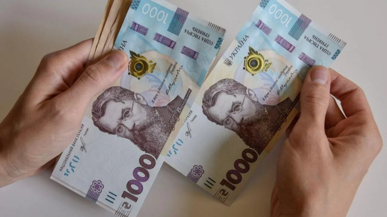 Зарплати в липні знизилися: де в Україні платять найбільше та кому дістається найменше 