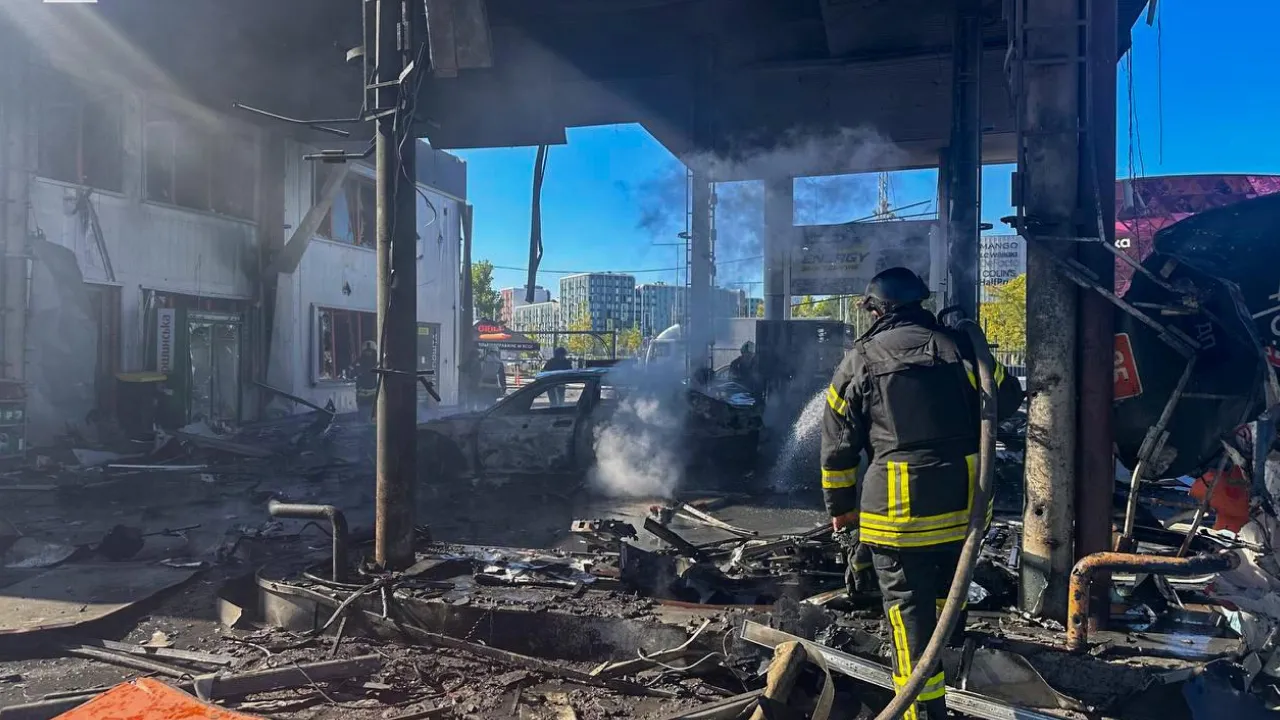 У Києві після російського удару спалахнула АЗС: є постраждалі (ВІДЕО) 