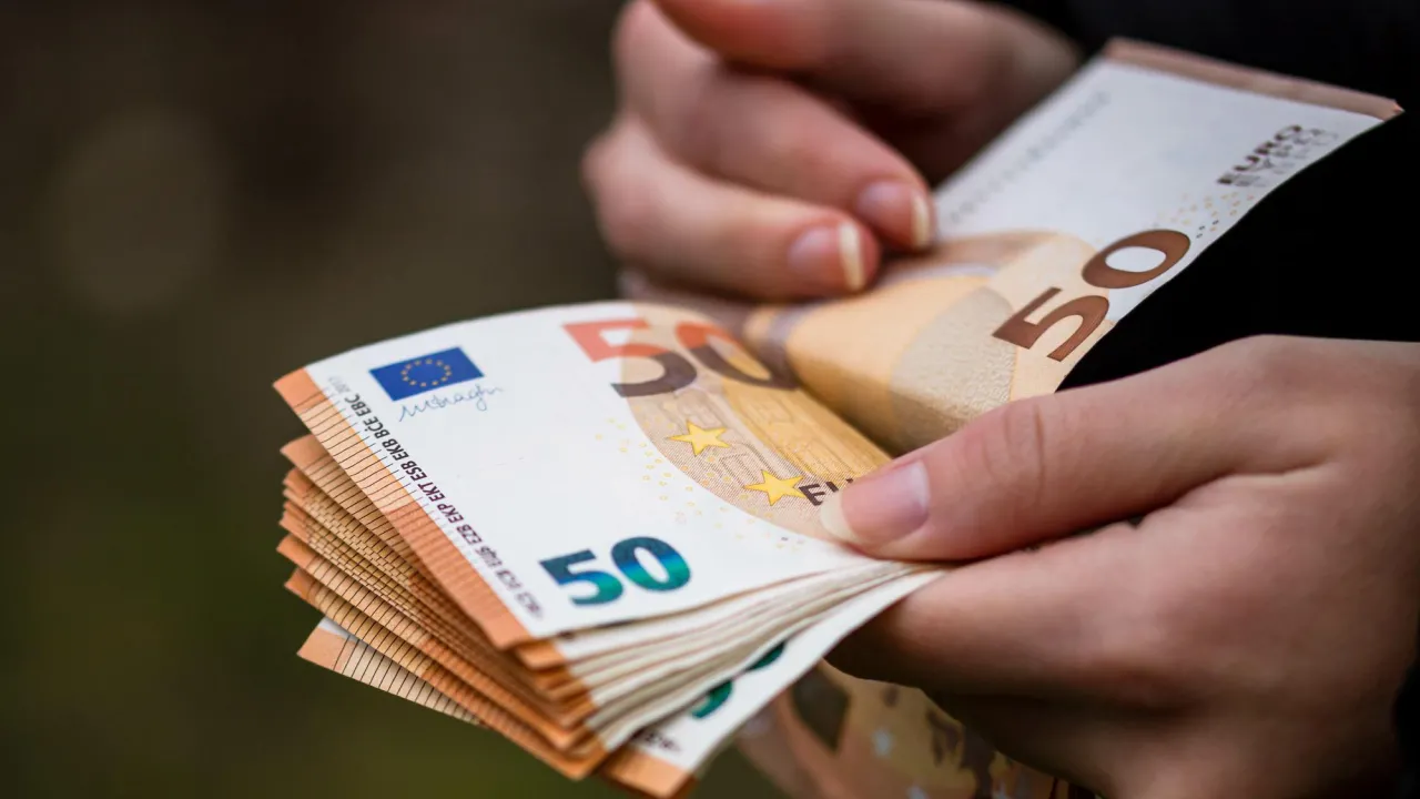 Українцям виплачуватимуть до 3 тисяч євро: хто має право на допомогу 
