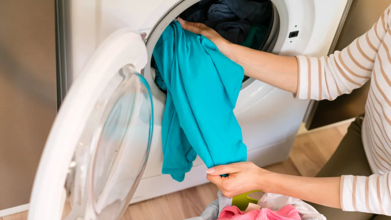 Гаряча вода зіпсує ці речі: 5 категорій одягу, які не можна прати таким способом 