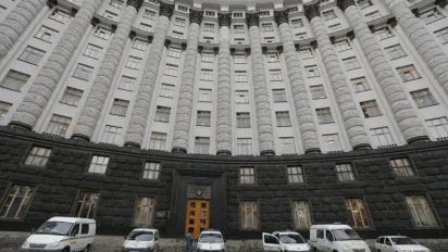 Уряд заморозив частину видатків: прем’єр відповів, чи платитимуть пенсії українцям - фото