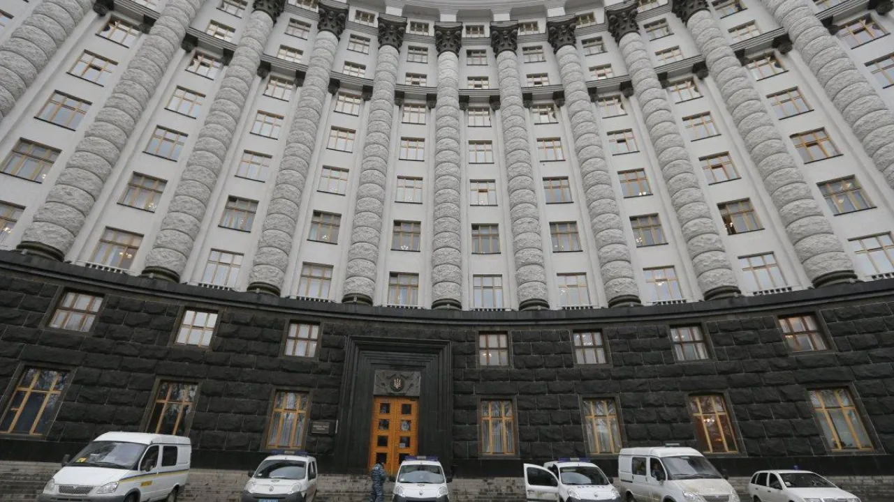Уряд заморозив частину видатків: прем’єр відповів, чи платитимуть пенсії українцям 
