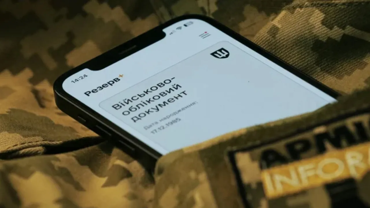 Чоловікам призовного віку за кордоном видадуть паспорт лише за наявності «Резерв+» 