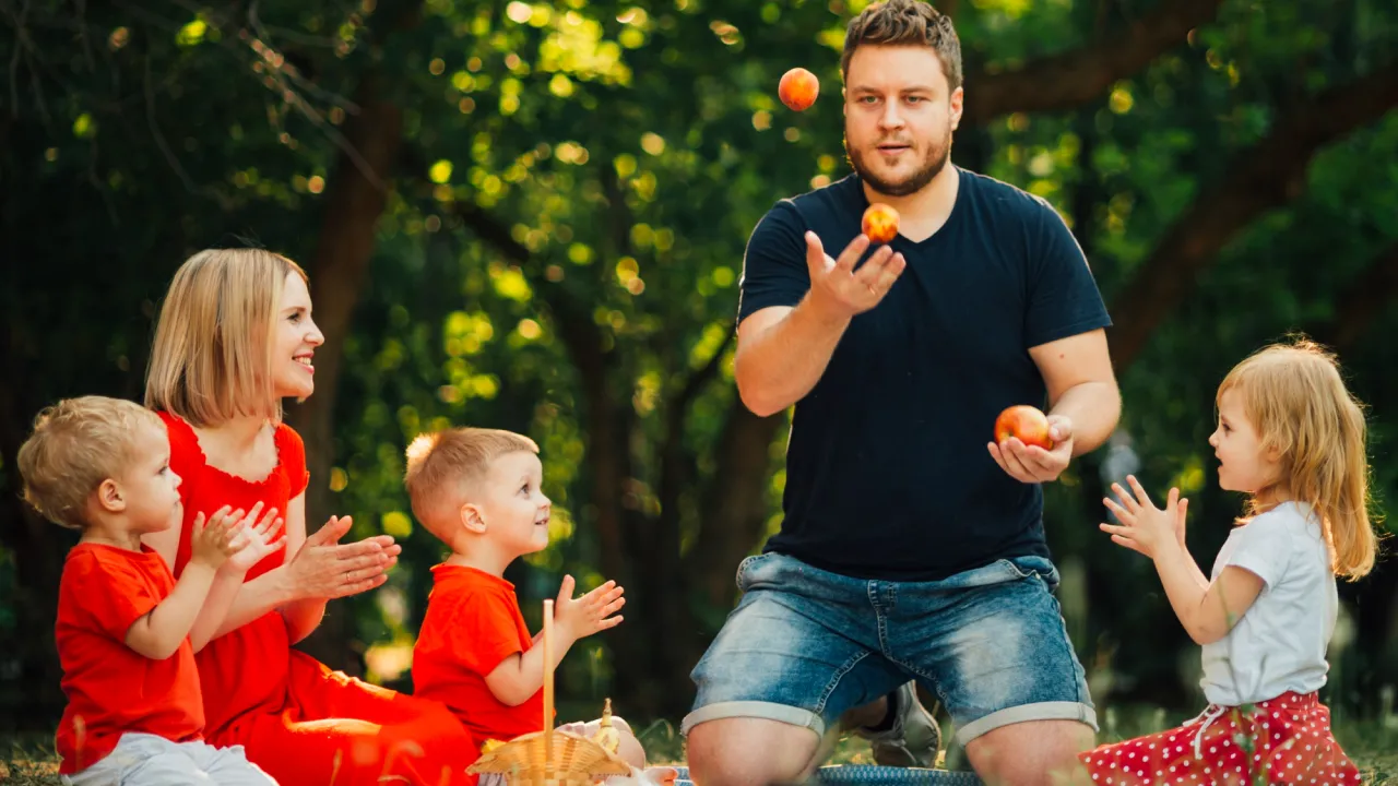 Троє дітей від різних шлюбів: чи може батько виїхати за кордон 