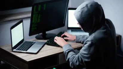 Шахраї лякають пенсіонерів скасуванням виплат: ПФУ попередив про нову схему - фото